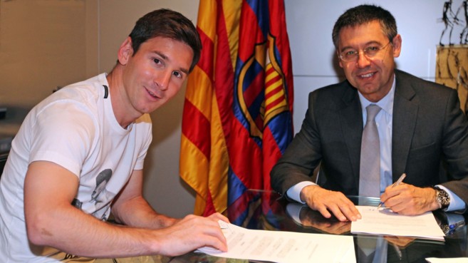 Bartomeu y Messi firman el nuevo contrato del argentino.