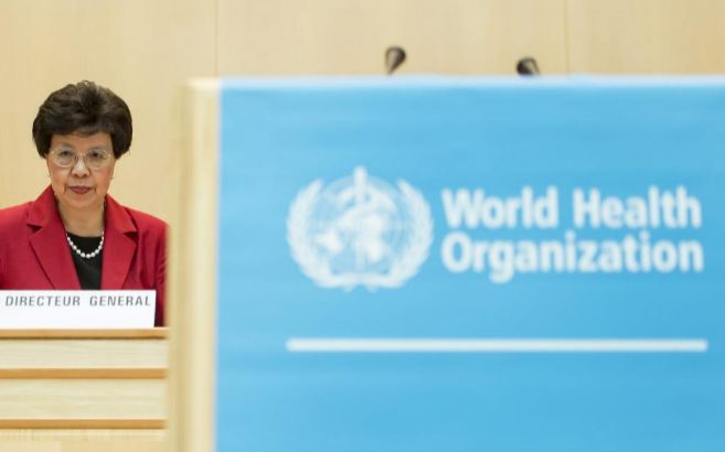Margaret Chan, directora de la OMS, ante un cartel de la organización