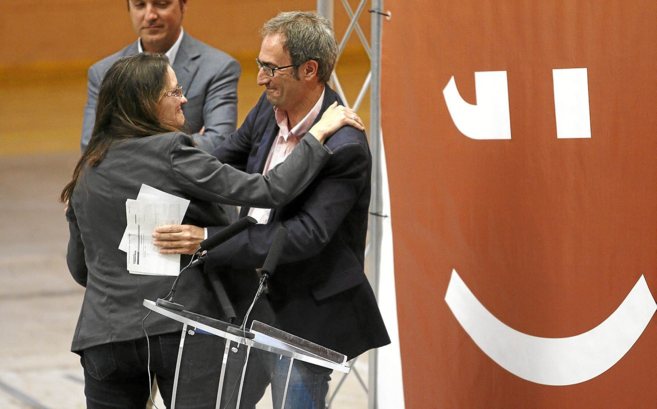 Mnica Oltra abraza a Jordi Sebasti en un acto en Alicante.