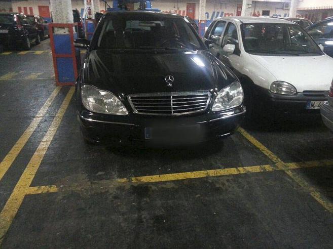 El Mercedes sancionado por aparcar en una plaza de minusvlidos junto...