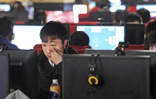 Un usuario en un cibercaf en Hefei, en la provincia de Anhui.