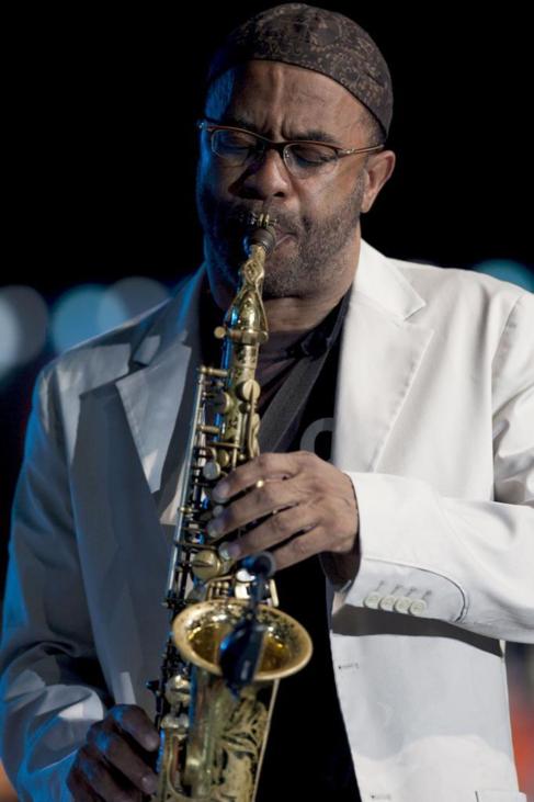 El saxofonista de jazz Kenny Garrett.