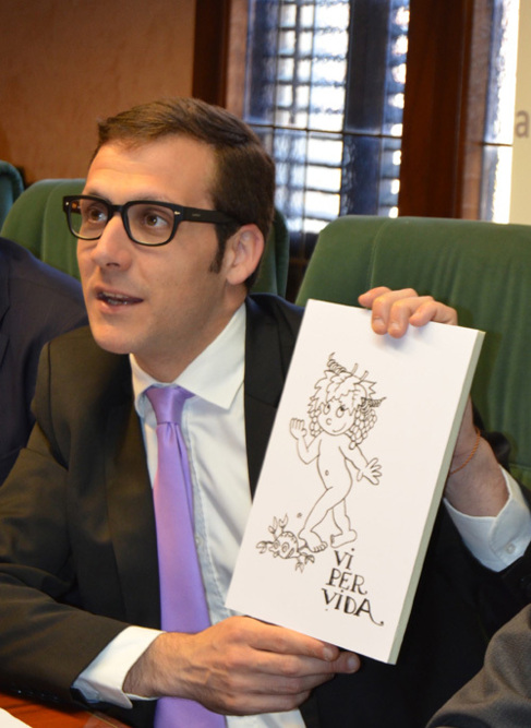 El sumiller Xavier Ayala con el logotipo promocional de la cata, de...