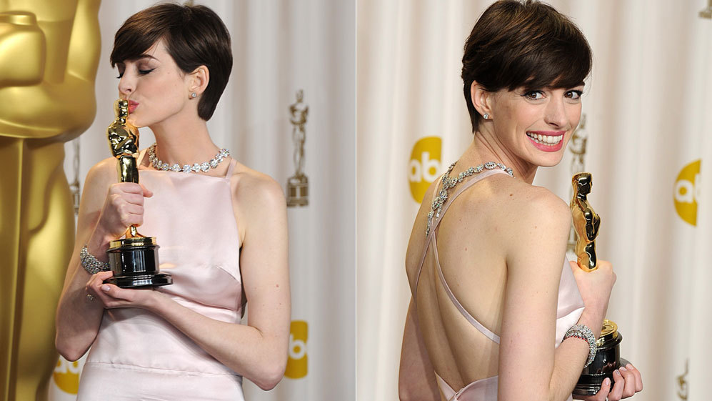 Anne Hathaway, halter: Ms que un escote, es un corte caracterstico...