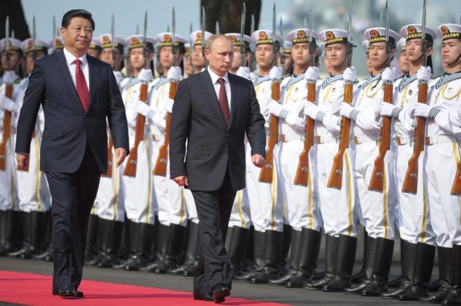 El presidente ruso, junto a su homlogo chino, ayer tras su llegada a...
