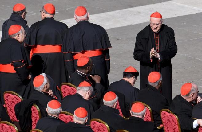 Tarcisio Bertone (derecha) junto a un grupo de cardenales en San Pedro...
