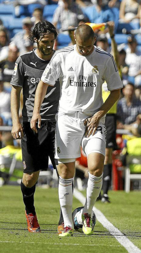 Benzema se retira lesionado en un partido de Liga ante el Espanyol.
