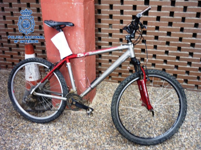 Bicicleta hallada por la Polica Nacional en la puerta del cortijo...