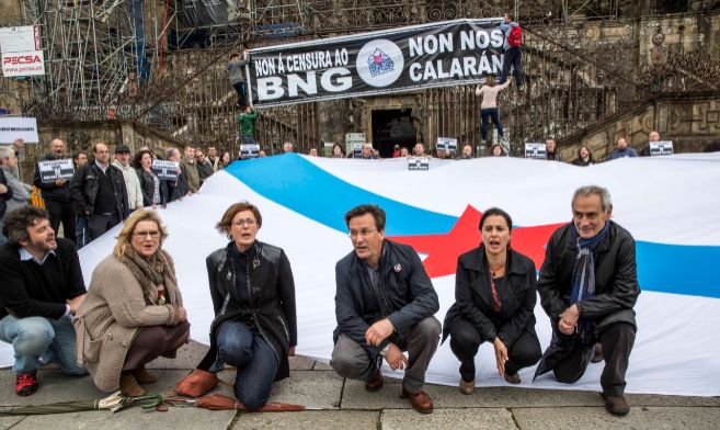 Representantes del BNG protestan en Santiago.