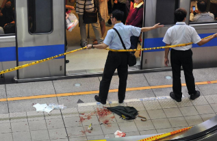 La polica acordona el metro de Taipei tras el ataque mortal.