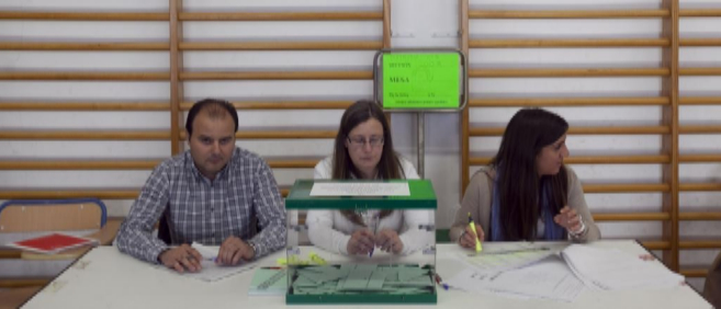 Mesa electoral en un colegio de Crdoba en las elecciones andaluzas...