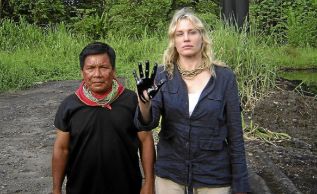 Daryl Hannah junto a una habitante de Ecuador