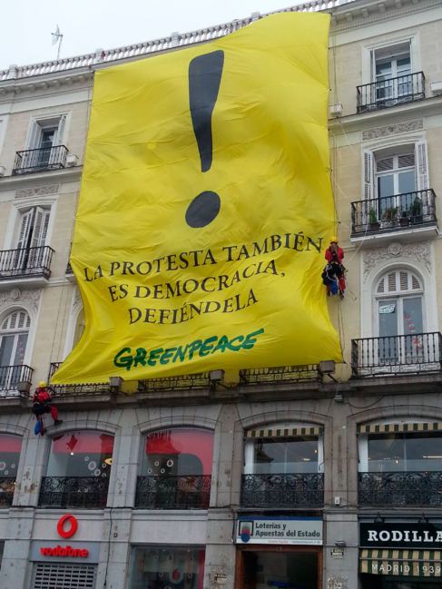 Pancarta desplegada en Sol por Greenpeace.