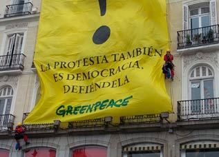 Pancarta desplegada en Sol por Greenpeace.