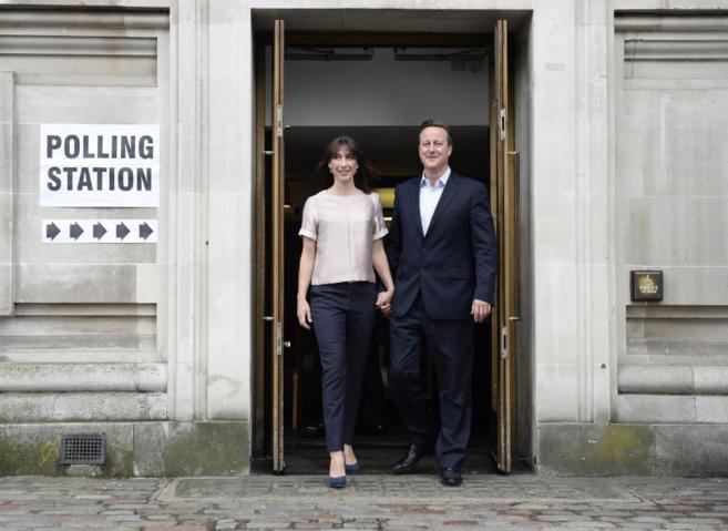 El primer ministro britnico, David Cameron, tras votar en las...