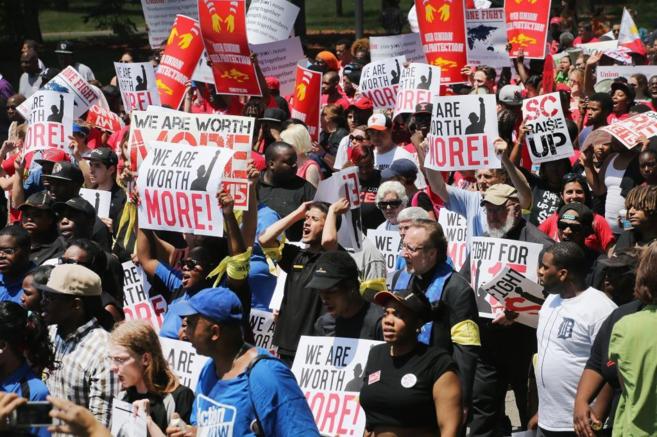 Los activistas y trabajadores de McDonald's se manifiestan en la...