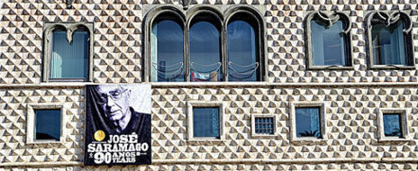 Detalla de la fachada de la Casa dos Bicos.