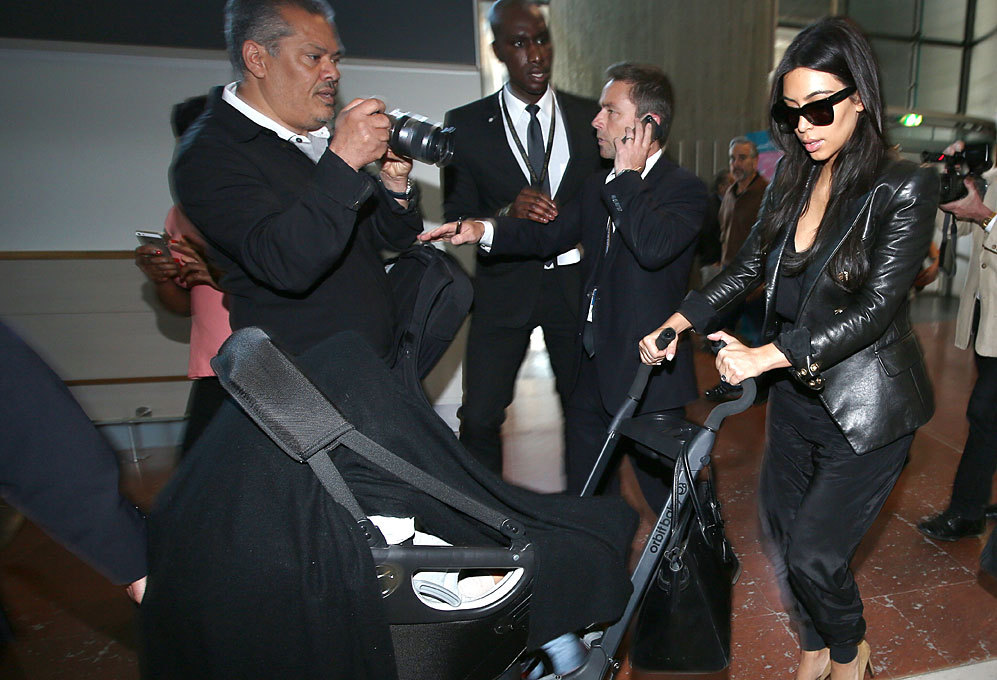 Kim y su beb aterrizaron el domingo en el aeropuerto de Roissy,...