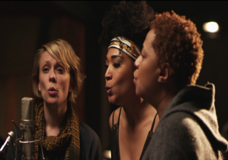 Tres de las coristas durante un momento del documental
