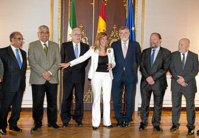 La presidenta de la Junta, Susana Daz, con un grupo de rectores...