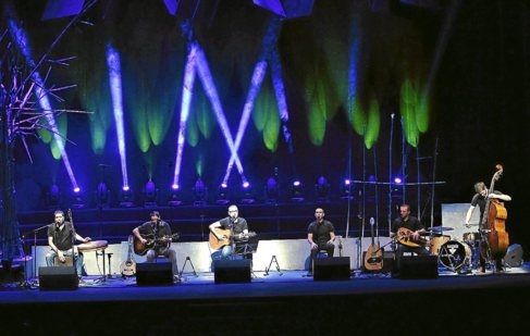 Los valencianos Obrint Pas,  en su concierto en el Principal.