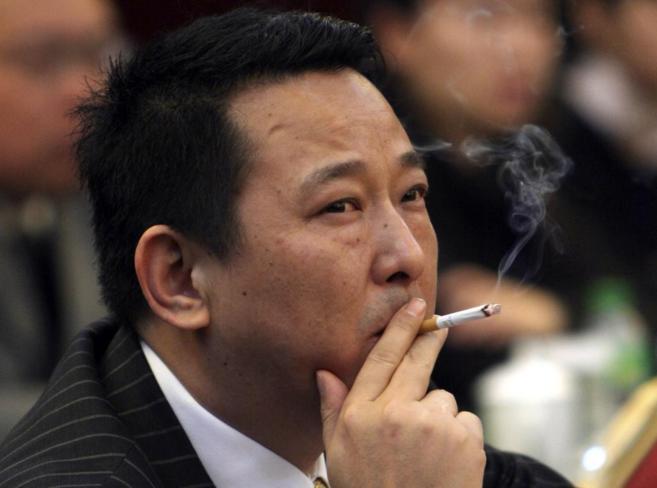 Liu Han fuma un cigarrillo durante una conferencia en Mianyang.