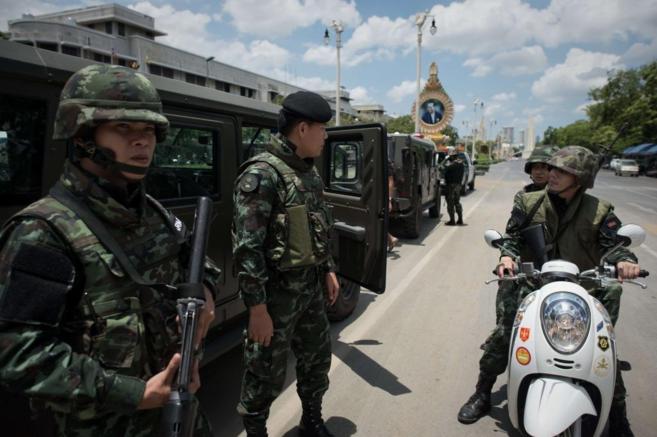 Despliegue militar en las calles de Bangkok tras el golpe militar.