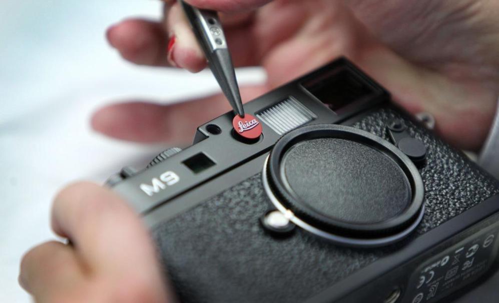Una tcnica aade el logo de la marca a una Leica M9.