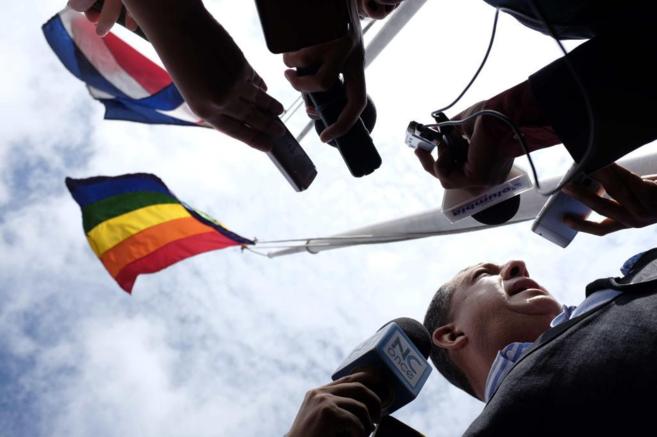 El presidente de Costa Rica iza la bandera de la diversidad en la Casa...