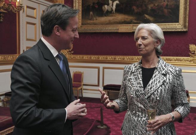 David Cameron junto a Christine Lagarde, en el Palacio de San James,...
