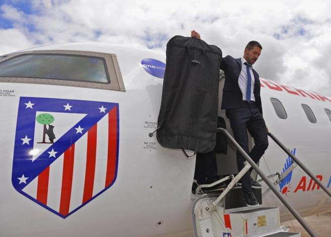 Simeone se baja del avión que llevó al Atlético a Lisboa.