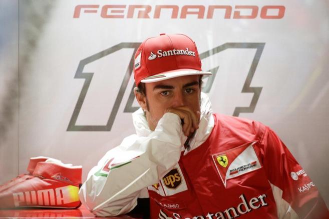 Fernando Alonso, en el box de Ferrari, durante el GP Mnaco.