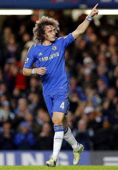 David Luiz celebra un gol con el Chelsea.