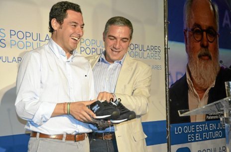 Elas Bendodo entrega unas zapatillas a Juan Manuel Moreno en...