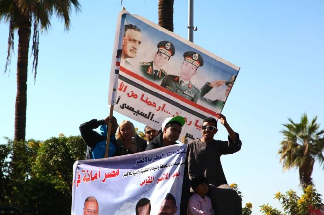 Simpatizantes portan carteles del mariscal de campo Al Sisi, con...
