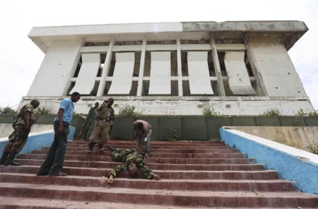 Soldados somales evacuan el cuerpo de uno de sus compaeros muertos...