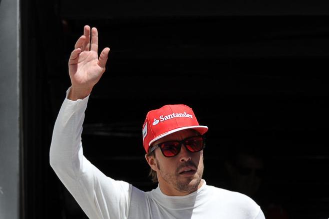 Fernando Alonso saluda al pblico de Mnaco.