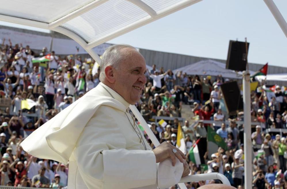 El Papa Francisco saluda a la multitud.