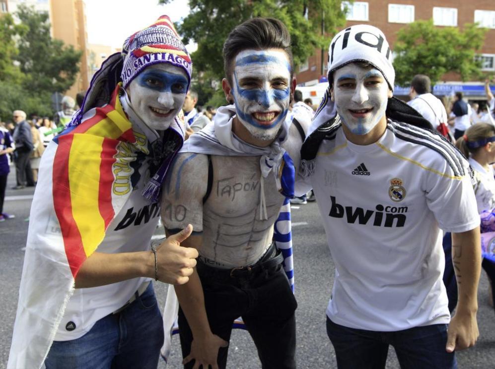 Aficionados del Madrid pocos minutos antes de empezar el encuentro.