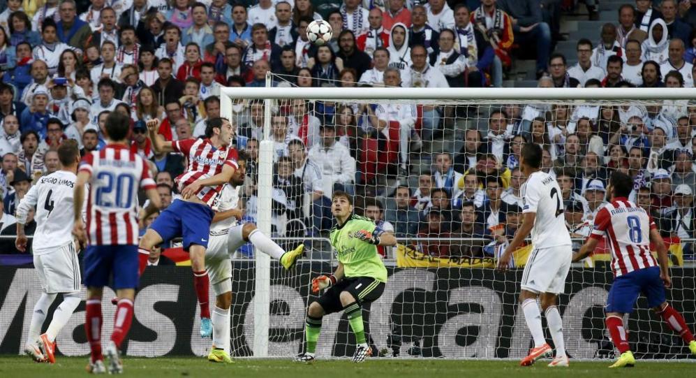 El defensa del Atltico de Madrid, Diego Godin, marca el primer gol...
