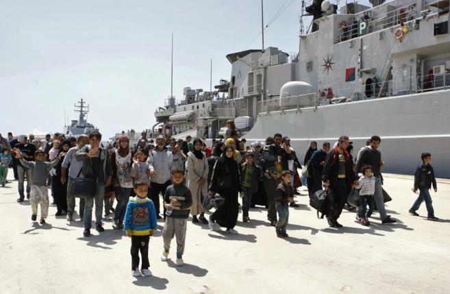 Numerosos inmigrantes tras desembarcar.