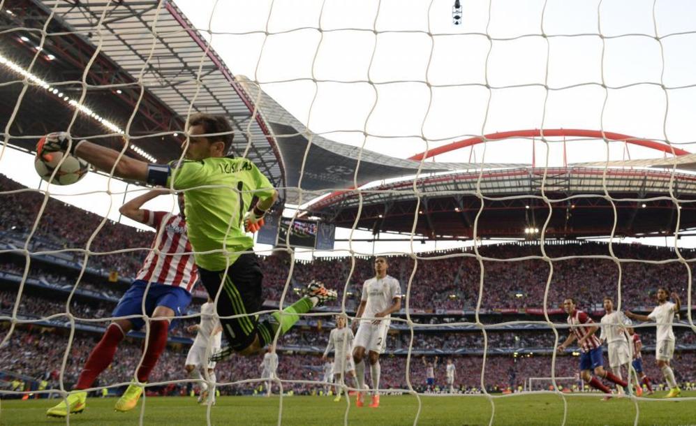 El portero del Real Madrid, Iker Casillas, no puede evitar el gol de...