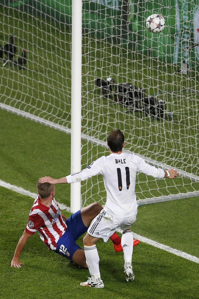 El madridista Gareth Bale marca de cabeza el segundo gol blanco en la...