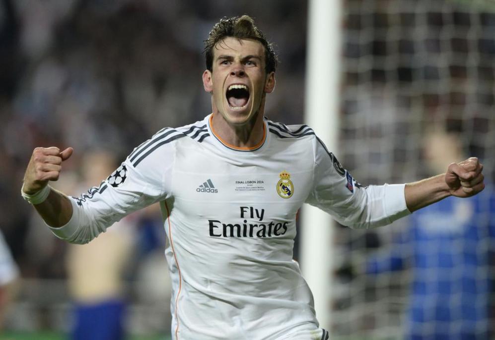El madridista Gareth Bale celebra el segundo gol blanco en la final...