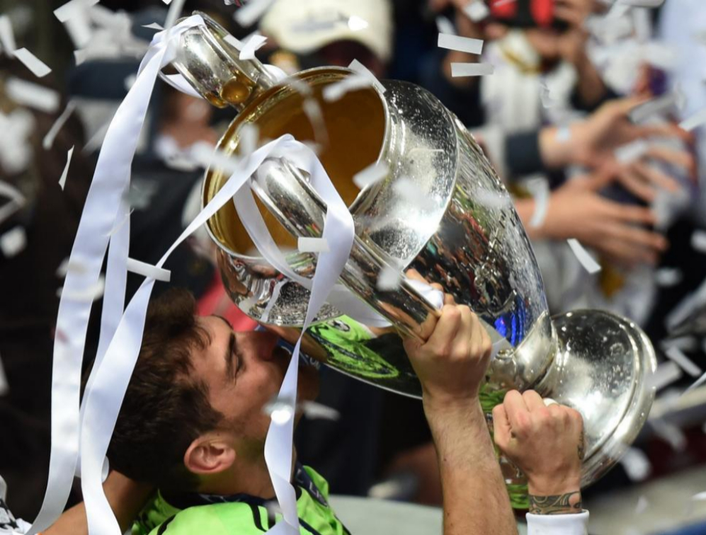 Iker Casillas besa la Dcima copa de Europa.
