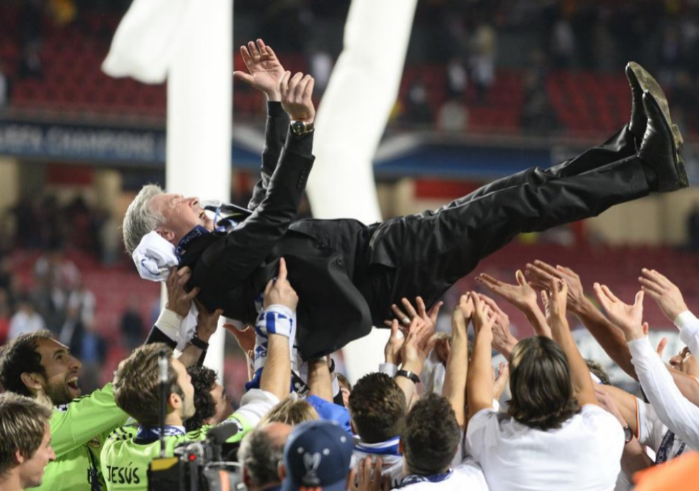 Los jugadores del Real Madrid mantean a su entrenador, Carlo...