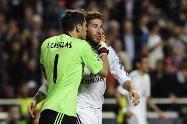 Iker Casillas, junto a Sergio Ramos tras el partido.