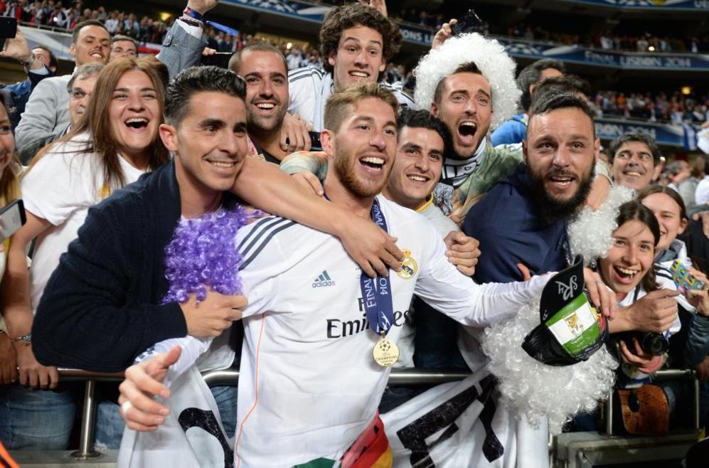 Sergio Ramos celebra con la aficin el triunfo del equipo merengue.