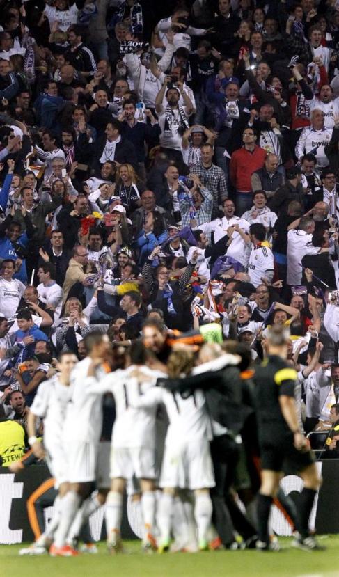 Los jugadores del Madrid celebran la victoria en Lisboa.