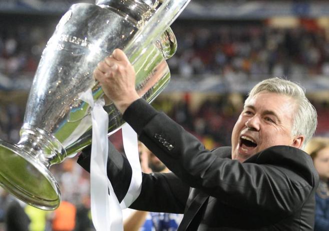 El tcino italiano del Real Madrid, Carlo Ancelotti, levantando la...